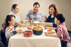 Кто должен готовить на семью, если невестка и свекровь живет под одной крышей