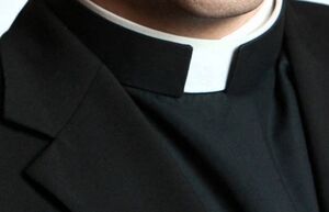 Зачем католические священники носят белый «ошейник»