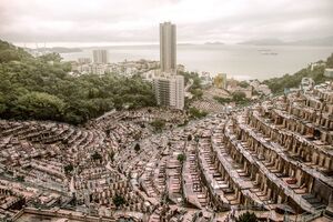 Как в Гонконге выглядят вертикальные кладбища, и почему горожане закупают на них места смолоду