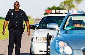 С какой целью полицейские США касаются задней фары остановленного автомобиля