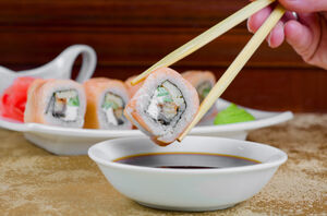 9 верных признаков того, что многие едят суши неправильно