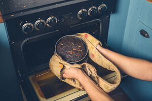 Как спасти подгоревший пирог: 5 способов