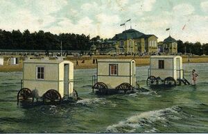 Для чего в XIX веке на пляжах ездили коляски, похожие на туалетные кабинки