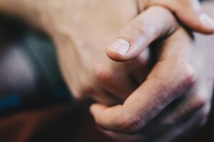 Ломкие и тонкие ногти: как их восстановить и чем укрепить бюджетными средствами