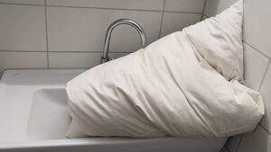 Как вернуть свежесть и чистоту подушке