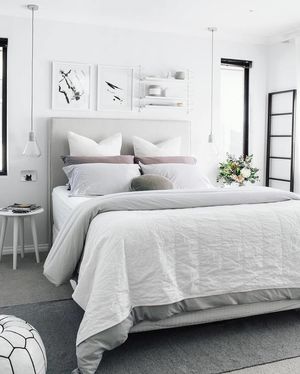 Добавляем уюта: 15 интерьеров спален с декоративными подушками
