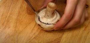 «Вместо мяса едим грибные шляпки»: фаршированные шампиньоны подходят для ужина и на праздничный стол