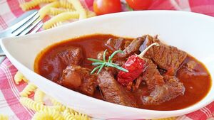 Гуляш, как в ссср. сказочный вкус: подлива с мясом по тому самому рецепту