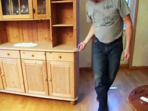 Как в одиночку передвинуть тяжёлую мебель при помощи картошки
