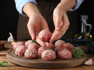 Чтобы фарш был сочным и вкусным, добавьте в него эти ингредиенты