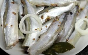 Рецепт узнала в рыбном магазине: как вкусно засолить мойву. Не жарю и не запекаю
