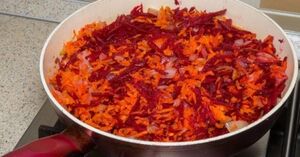 Уважающая себя хозяйка никогда не будет жарить свеклу в борщ, ее готовят по-другому.