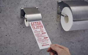 В японском аэропорту появилась туалетная бумага для смартфонов