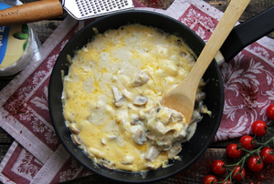 Жульен с курицей и грибами на сковороде