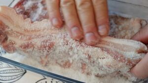 Забил весь морозильник свиной грудинкой, теперь готовлю каждый день: вкусное сало, которое пользовалось популярностью в 90-х