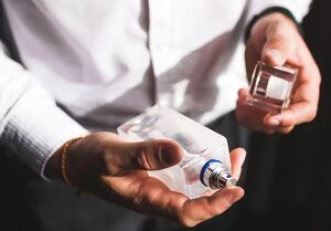 Какой парфюм подарить мужчине: достойные ароматы для него