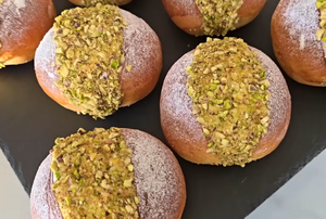 Итальянские булочки маритоцци: нежный рецепт с кремом и ягодной начинкой
