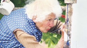 87-летняя старушка ежедневно взбирается на стремянку, чтобы сделать нечто необыкновенное…