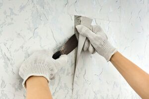 Как быстро снять старые обои: пошаговое руководство