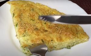 Несколько картофелин и яйца, чтобы приготовить завтрак