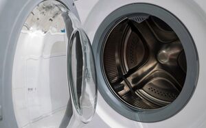 Почему нельзя оставлять дверцу стиральной машины открытой