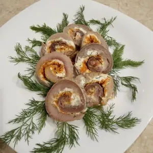 Вкусные рулеты из сельди: интересные варианты для разнообразия праздничного меню