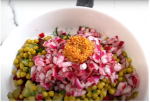 Свекла, горошек, огурчик – компоненты самого вкусного легкого салата