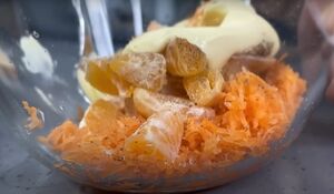 Пикантный салат с необычным сочетанием продуктов способный удивить настоящих гурманов