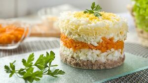 Оригинальный способ подачи классического салата “Мимоза”