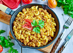 Макароны с мясным фаршем и помидорами на сковороде