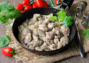 Куриные сердечки в сметане