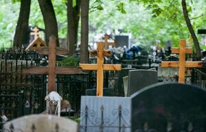 Почему при погребении христианина крест ставят в ногах у усопшего