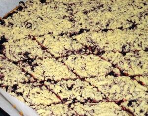 Пирог-крошка из песочного теста с белковой прослойкой