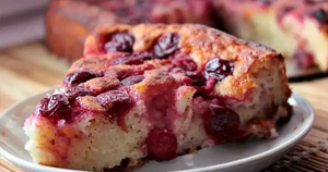 Нежная творожная запеканка с маком и ягодами: десерт, который покорит с первого кусочка