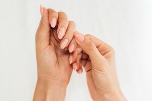Абсолютный нюд: самые красивые и изящные дизайны маникюра на лето