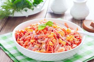 Салат с корейской морковью и копченой колбасой