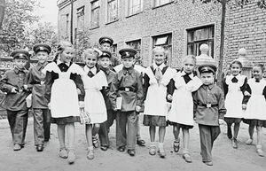 За что врачи ругали советскую школьную форму 1950-х годов