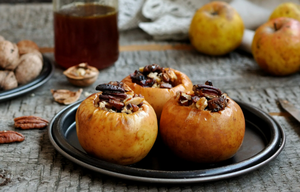 Запеченные яблоки с орехами
