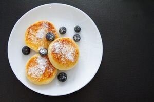 Рецепт творожных сырников, который станет любимым: готовятся быстро, получаются нежными и хорошо держат форму