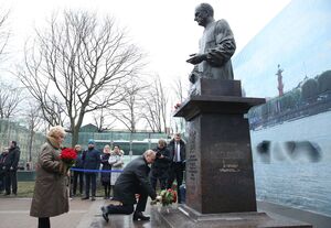 «Учитель! Перед именем твоим позволь смиренно преклонить колени…»