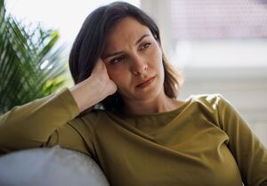 «Люде я помогаю — она одна. А тебе зачем, у тебя муж есть!» — говорит Юле мать 