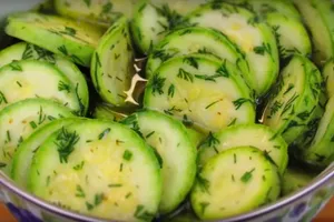 За считанные минуты — нестандартная холодная закуска из кабачков