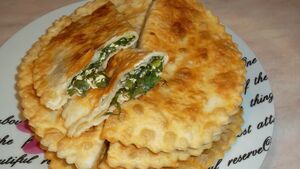 Три простых продукта — и вкусный результат. Хрустящие чебуреки с зеленью, от которых невозможно устать