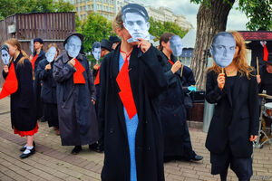 Хорошее отношение к лошадям и площадям, необычное посвящение Маяковскому