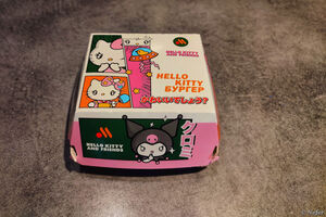Розовый бургер Hello Kitty и мороженое с мармеладками: кто-то ест, а кто-то морщится