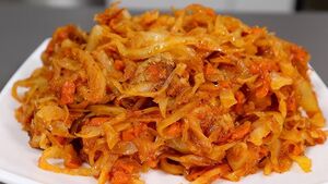 Чтобы приготовить вкусную жареную капусту, которая подойдет как для гарнира, так и для начинки, не потребуется добавление воды.