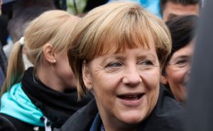 Alles gut: зачем Меркель ходит в народ за картошкой со своими пакетами?