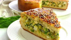 Пикантный куриный пирог с маринованными огурцами и сыром