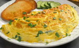 Воздушный омлет с творожным сыром и помидорами