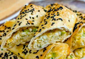 Рулетики из лаваша с яйцом, сыром и зелёным луком